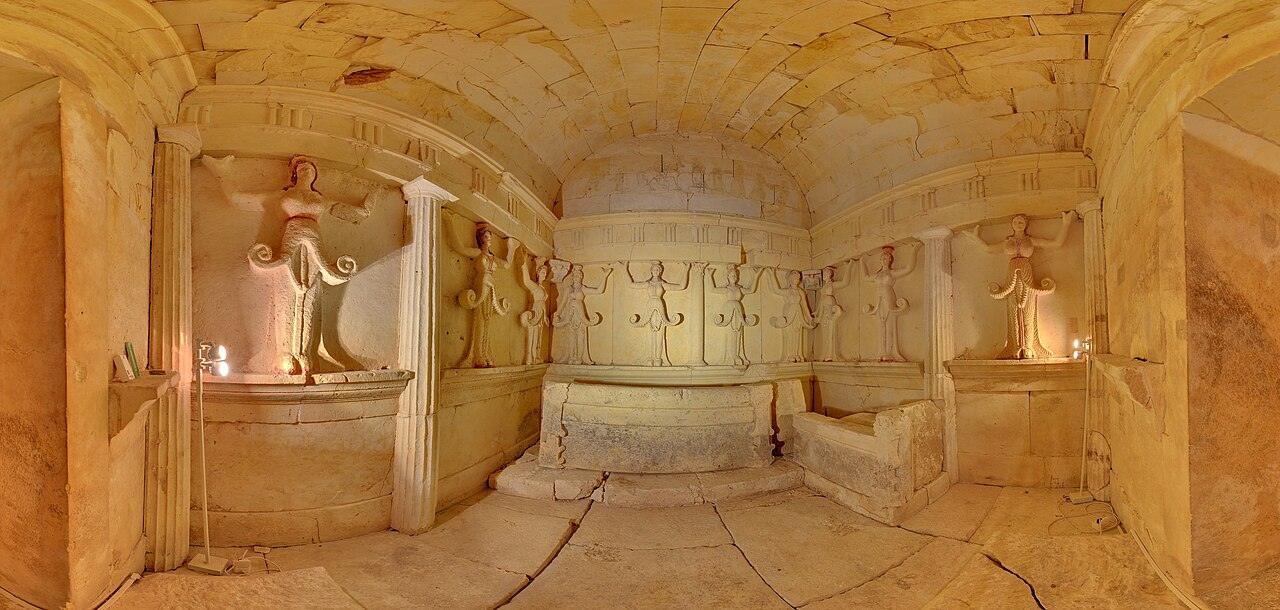 Thracian Tomb of Sveshtari, photo 2 of 5