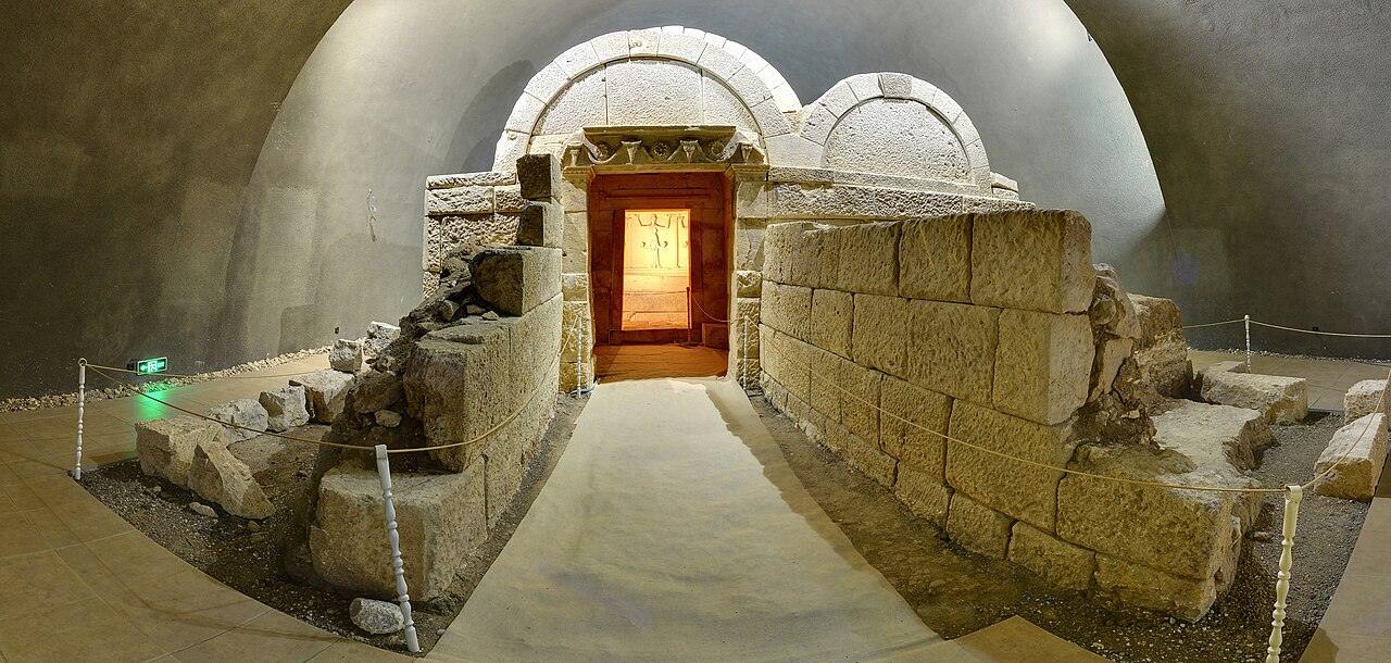 Thracian Tomb of Sveshtari, photo 3 of 5