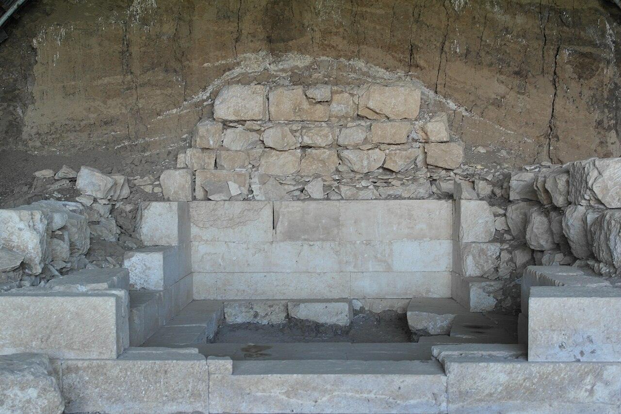 Thracian Tomb of Sveshtari, photo 4 of 5