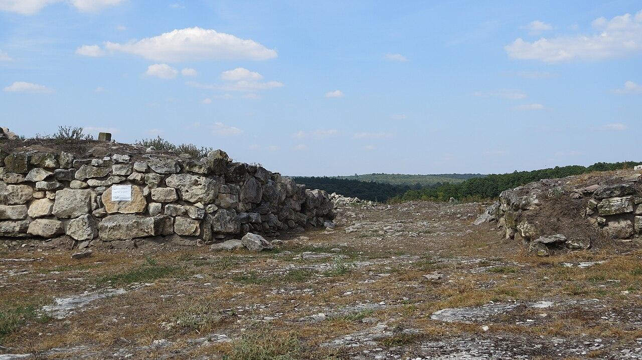 Thracian Tomb of Sveshtari, photo 5 of 5
