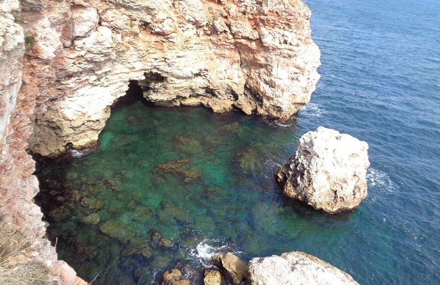 Tyulenovo cliffs & arch, photo 2 of 5